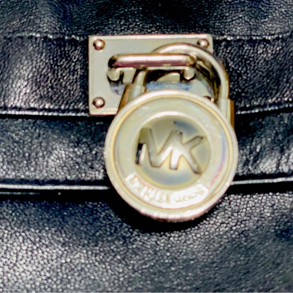 Michael Kors Lock shoulder purse - Retired - Picture 4 of 6